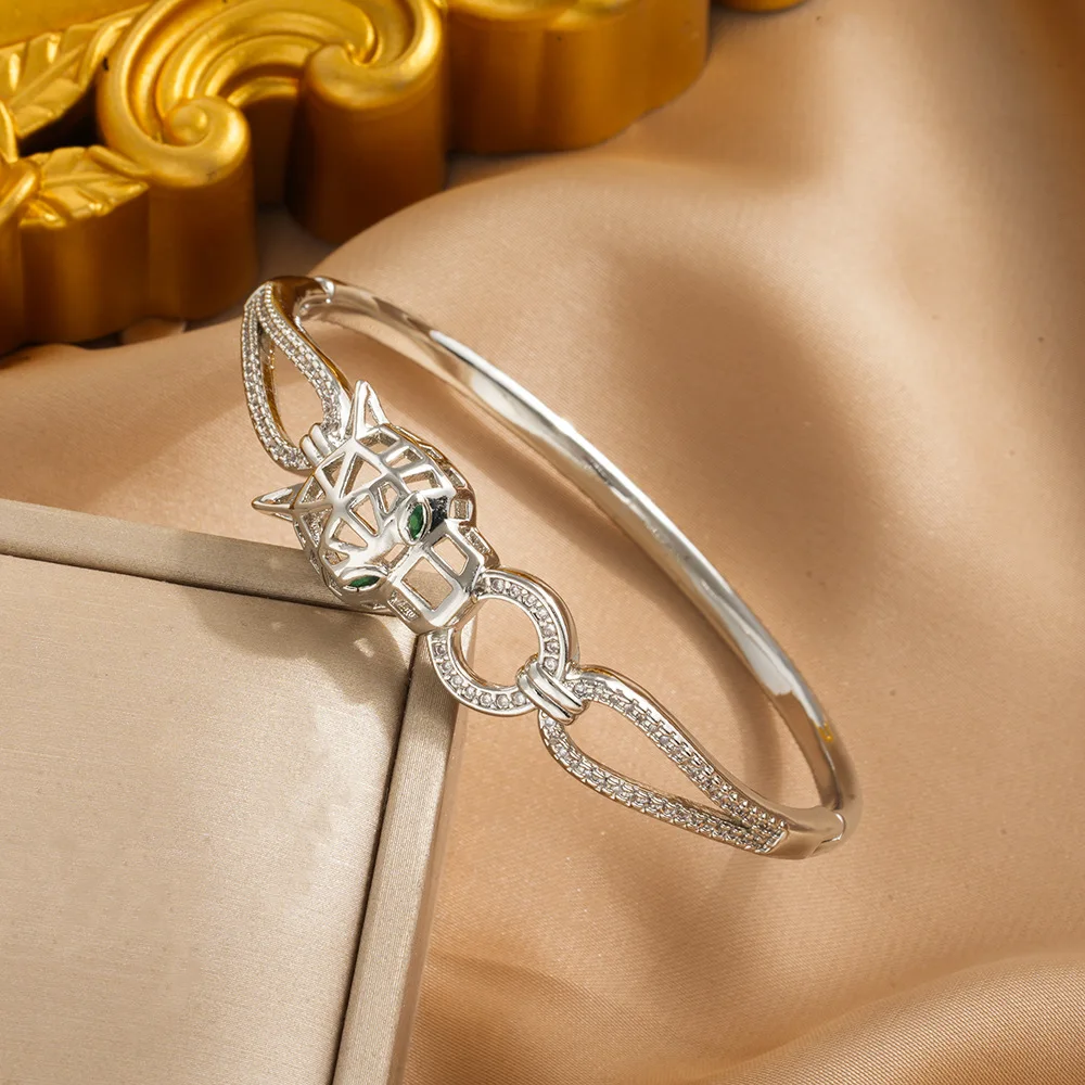 The classic high-end hollowed-out double cheetah head biting ring zircon bracelet exudes a powerful female animal vibe
