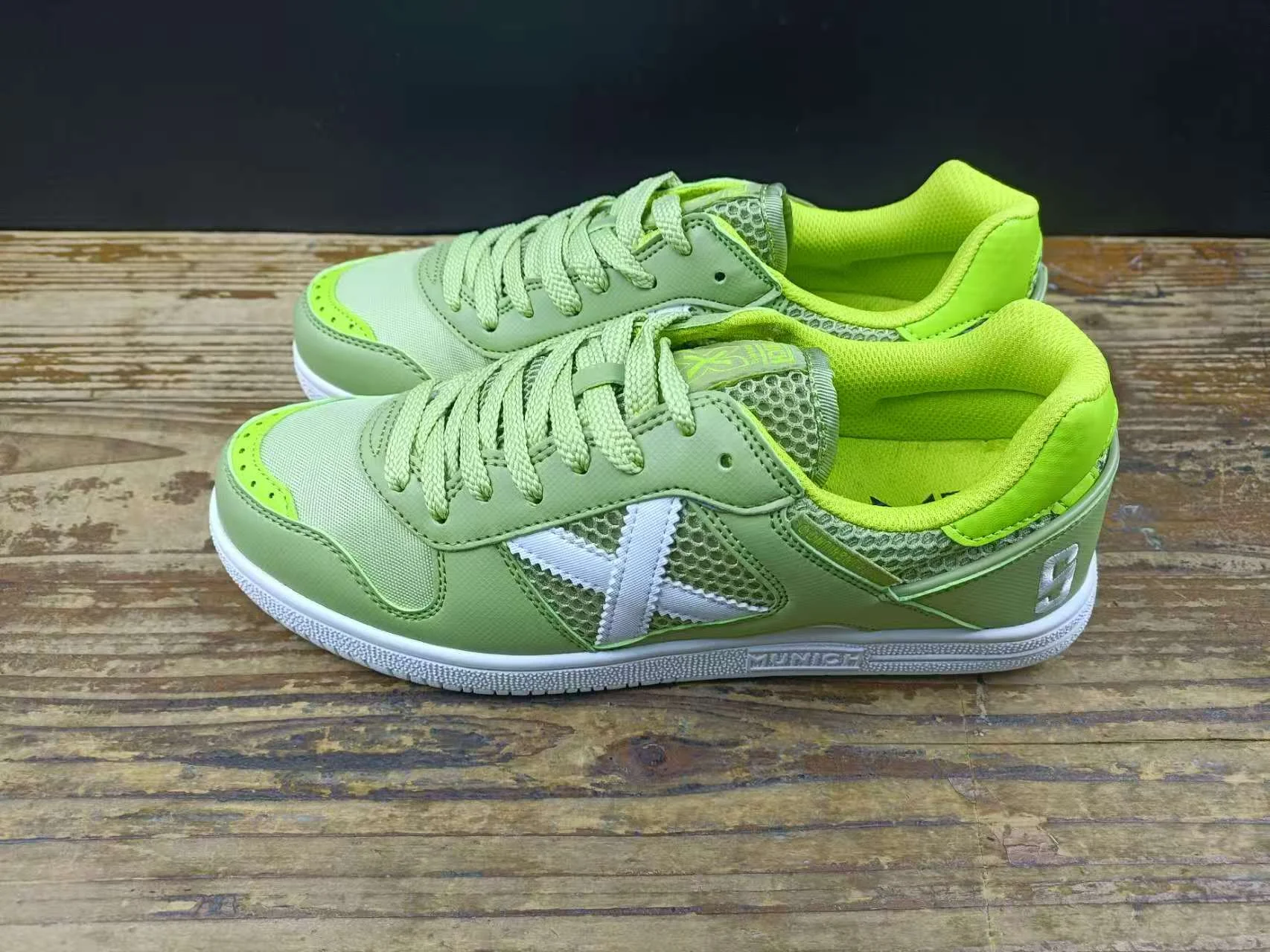 New 2025 hot sale professional unisex lightweight breathable badminton shoes training shoes volleyball shoes very good