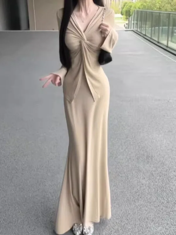 

Весенний модный комплект в корейском стиле: топ с V-образным вырезом и юбка, удобный комплект из двух предметов с завышенной талией и длинными рукавами, комфортная посадка.