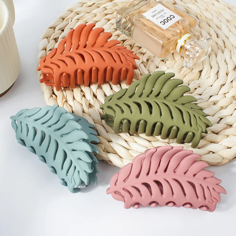 

Hair Claw Clip Leaf Frosted Resin Korean Elegant Strong Hold for Bun Updo Women Practical Lightweight Durable Classic