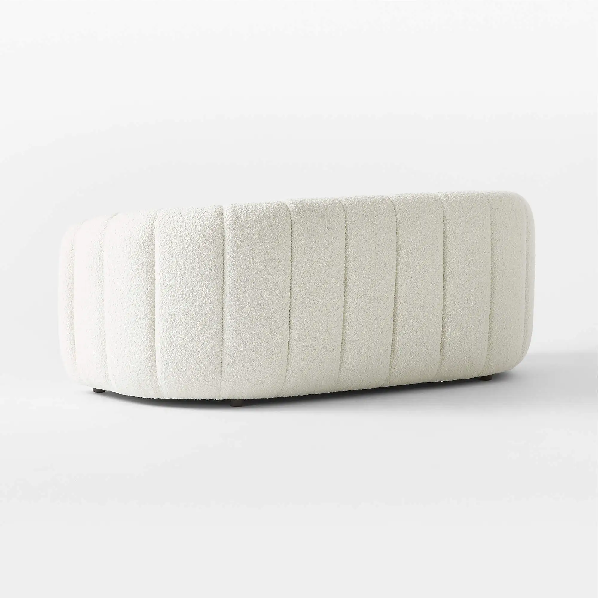 Il divano in stile crema è alla moda e confortevole, che si concentra in spazi comodi e piccoli