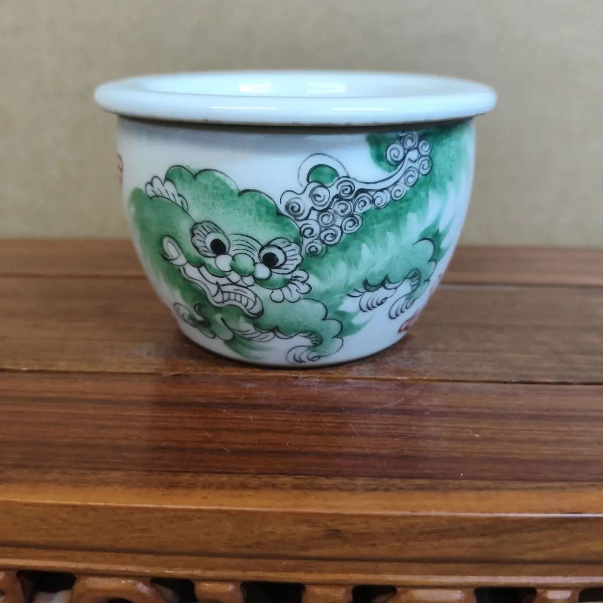 Vintage Hand Painted Famille Rose Porcelain Cricket Pot Green Color Lion Taishi Shaobao Collection Decorative Jar