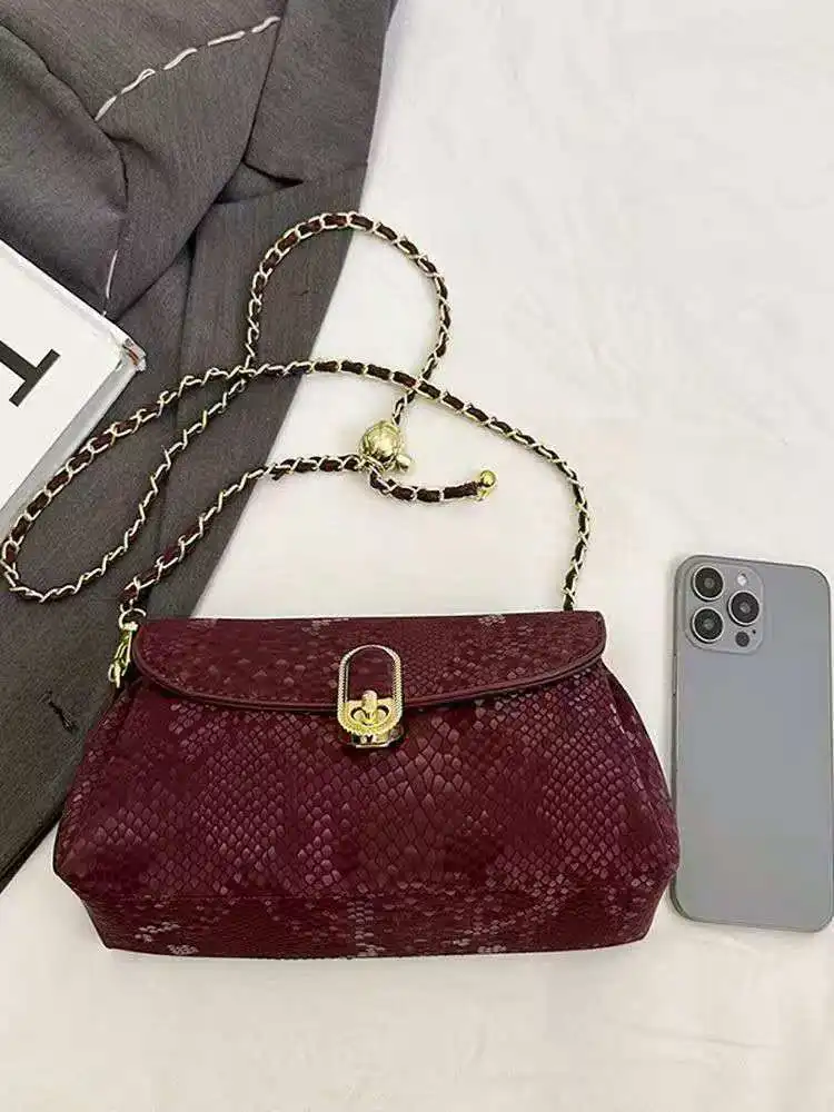 2026 Fashion snake-patterned chain leather bag Large capacity eye-catching and versatile crossbody bag for both day night use