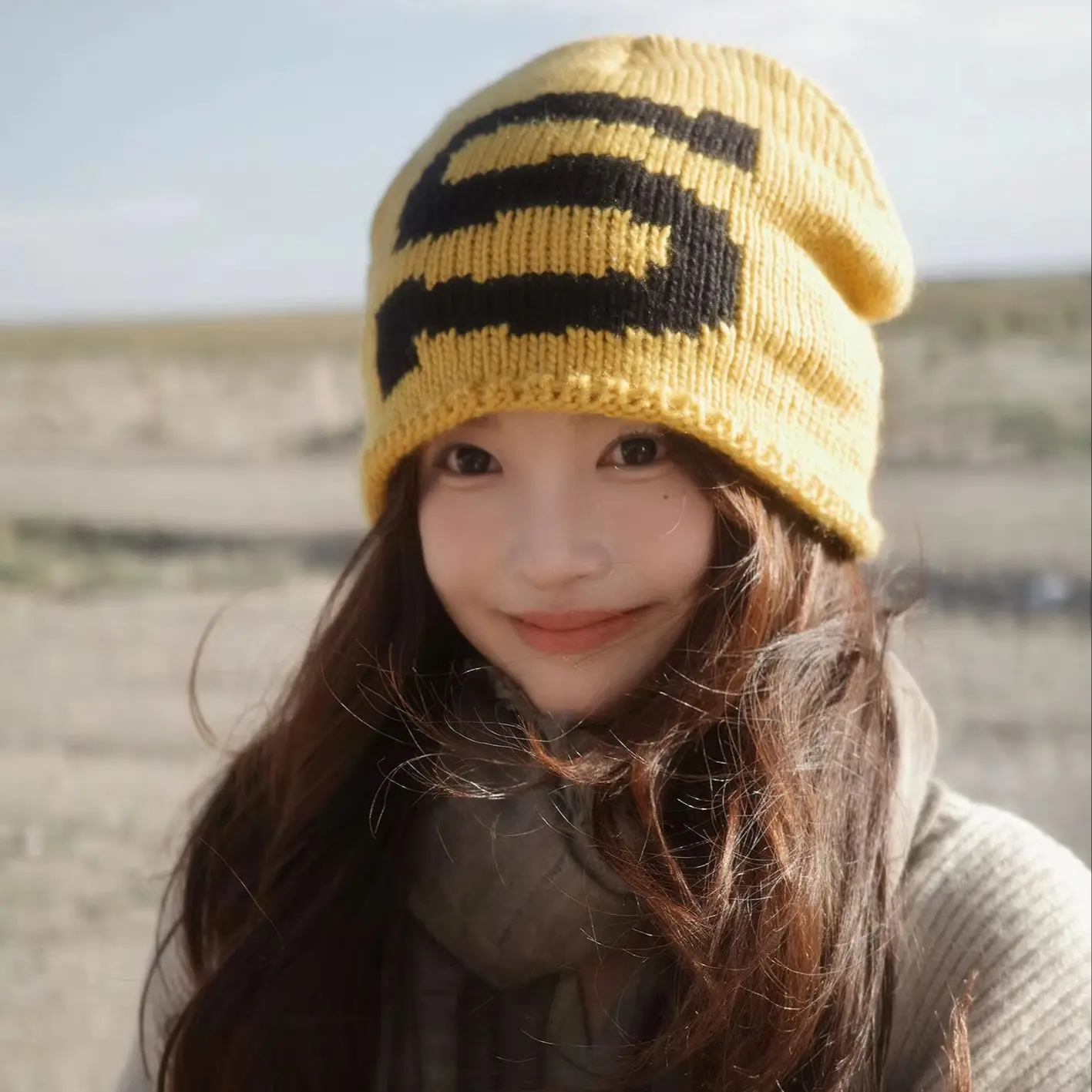 Retro-Style Patchwork Color-Blocked Letter Knit Beanie Unisex Women Versatile Beanie Knitted Puffy Hat.