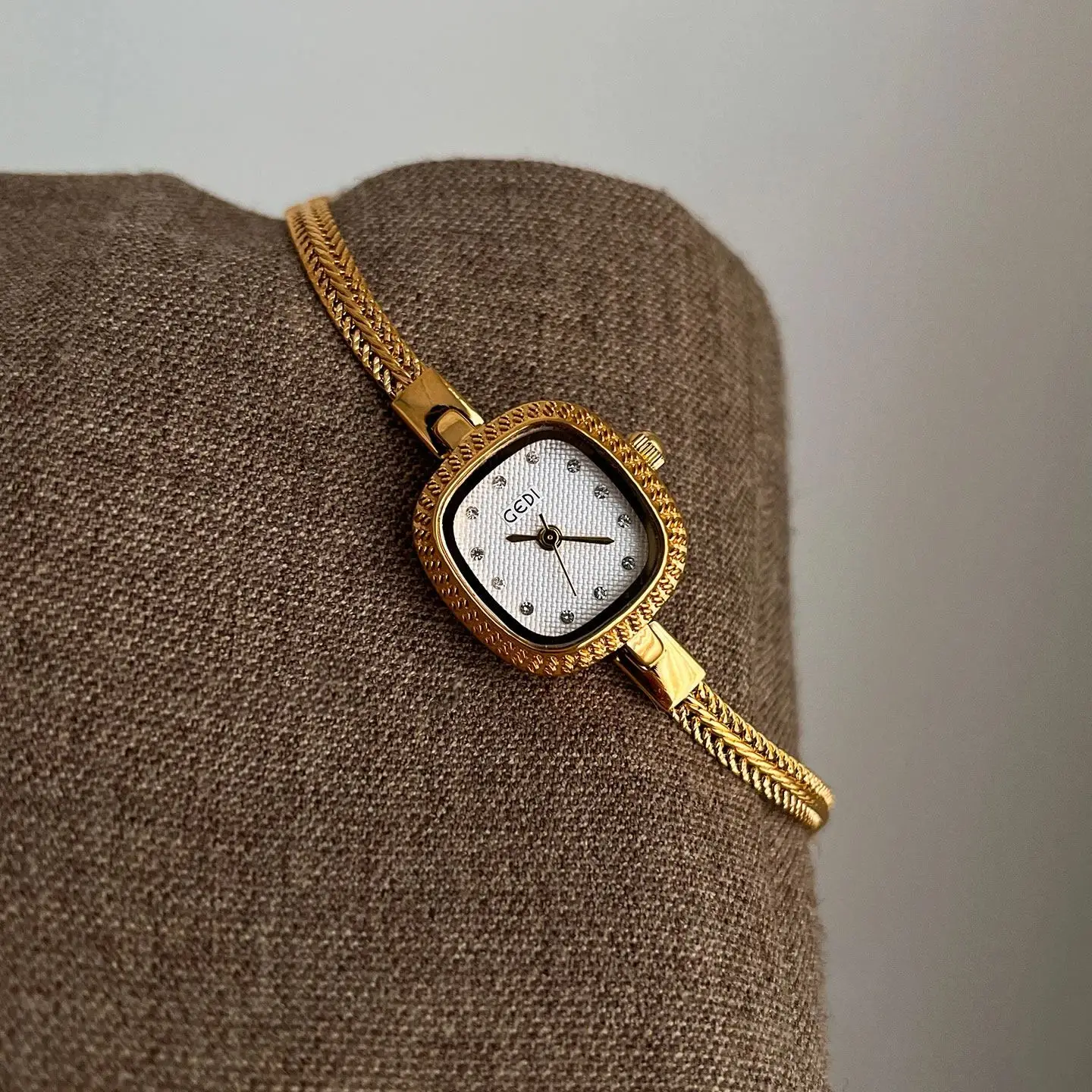 Stylish, Elegant, and Delicate Square-Face Women's Bracelet Watch Vintage, Niche Diamond-Set Quartz Timepiece Gifts for Women