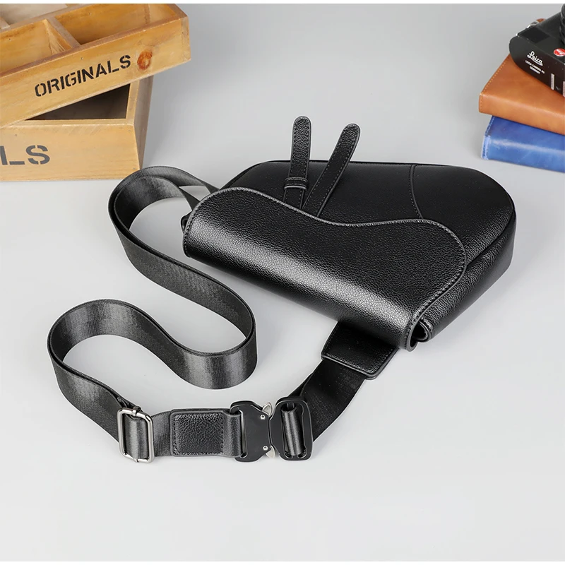 حقيبة سرج بسيطة للرجال موضة العلامة التجارية حقيبة كروسبودي سستة حقيبة كتف محفظة خفيفة الوزن للرجال بلون حقيبة صدر عادية