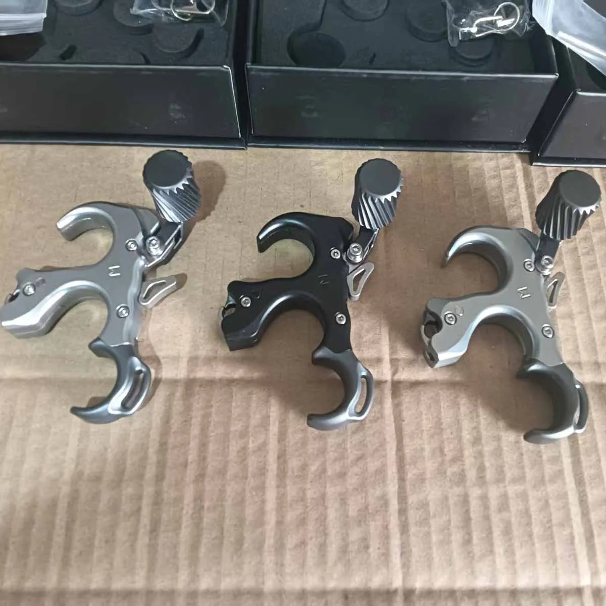 

3 Finger Archery Compound Bow Release Aids Aluminum Alloy Thumb Trigger Grip Shooting D Loop Caliper Releases for Hunting Sports