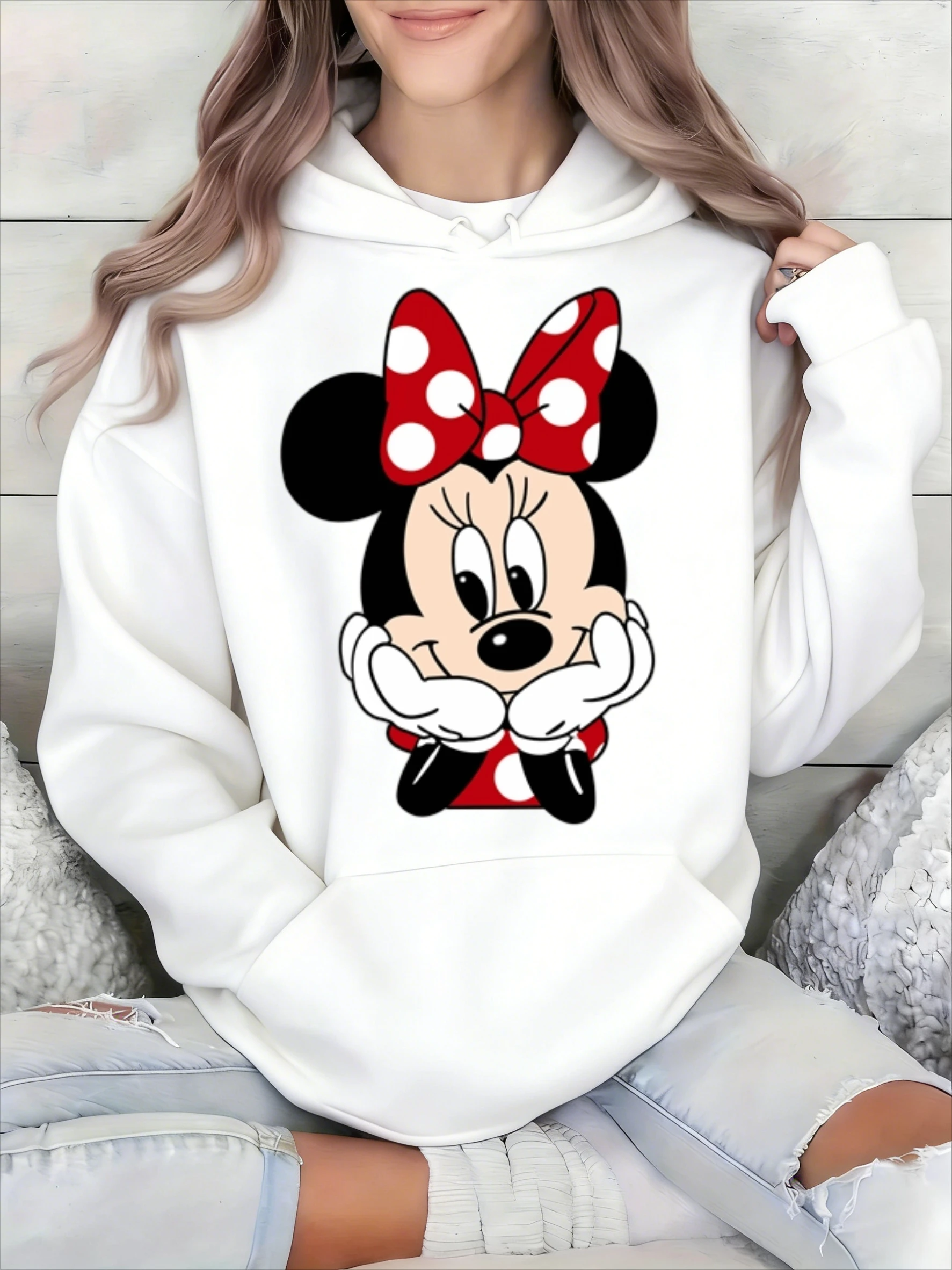 

Женская белая хлопковая толстовка с принтом персонажей Диснея: Микки, Дональд, Минни Маус, красный бантик в горошек и улыбающиеся руки, стоящие на щеках.