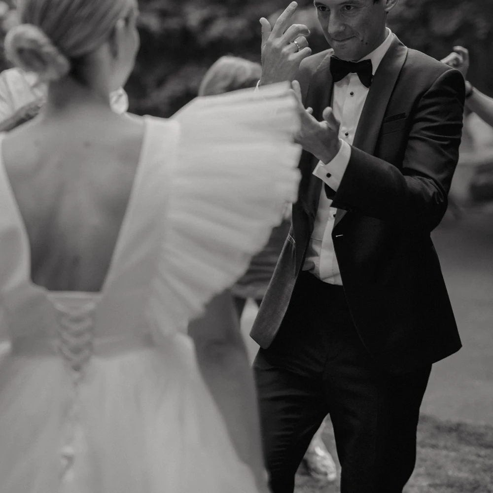 Elegante vestido de novia blanco con espalda descubierta, vestidos de novia de tren bajo alto, tul, cuello en V, mangas plisadas acampanadas, ropa de fiesta de novia con cordones en la espalda