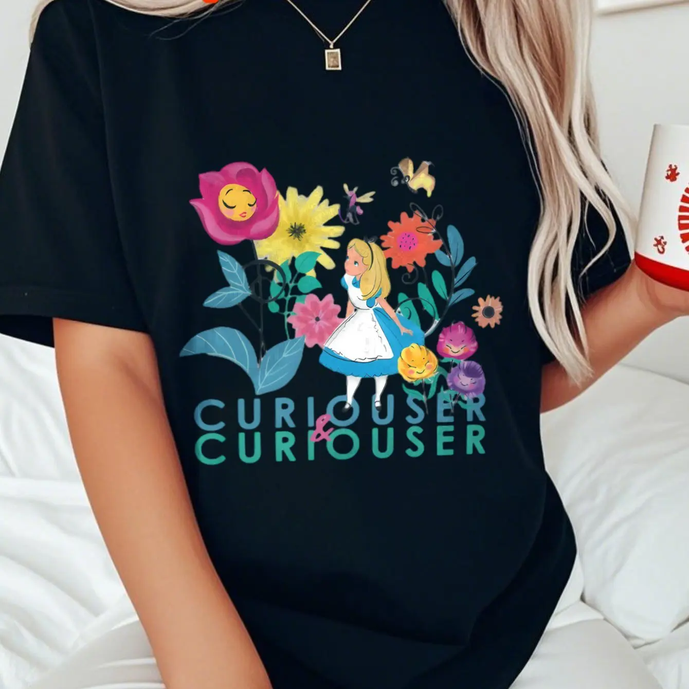 Camiseta gráfica de fantasía floral de Curiouser y Curiouser de Disney para mujer, diseño inspirado en Alicia vibrante en el país de las Maravillas con tazas de té