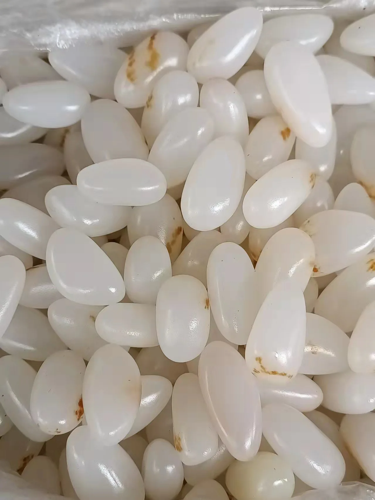 

Xinjiang Hetian color suet white jade seed raw stone pendant one thing one shot