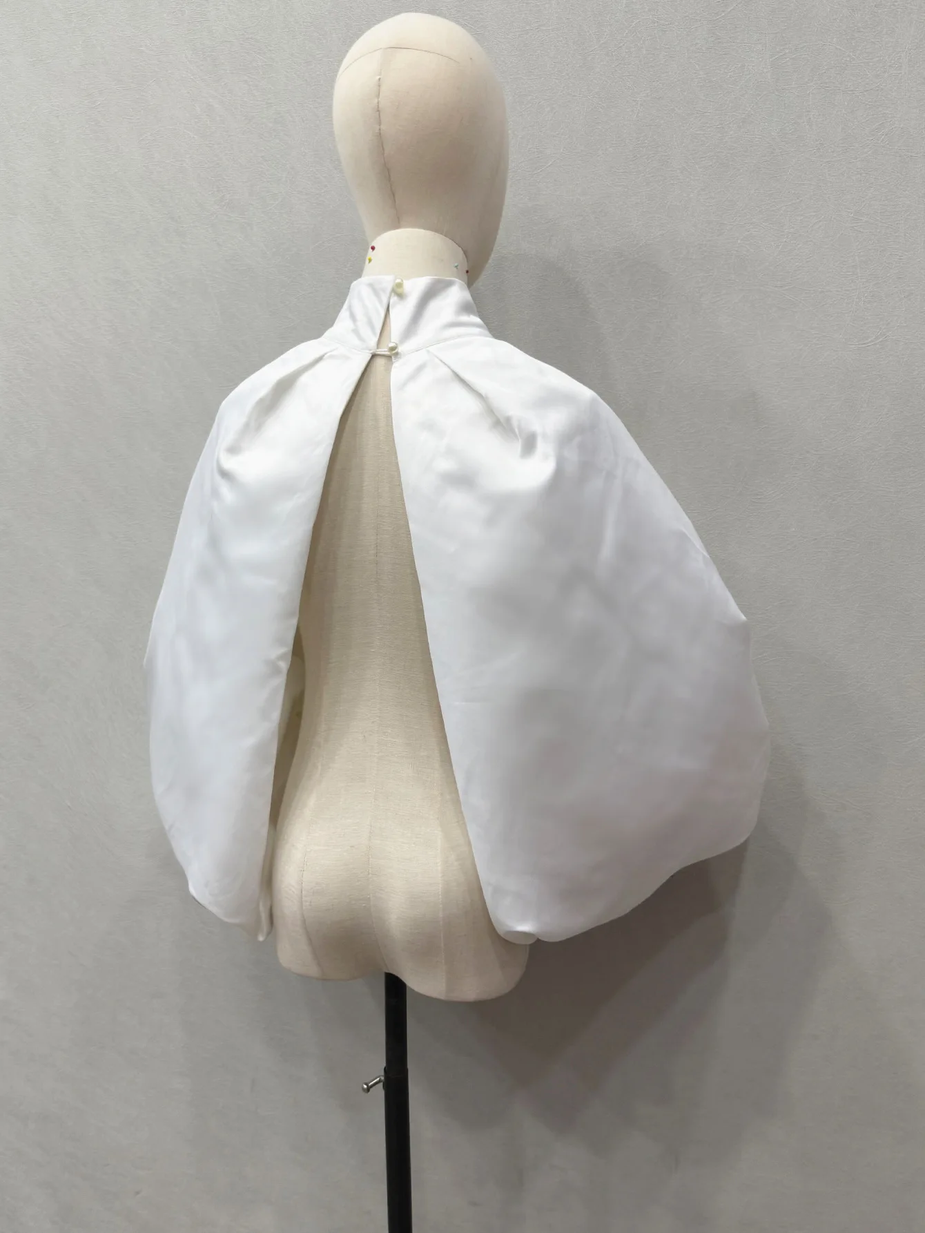 Satin-Hochzeitsboleros, bauschig, volle Ärmel, Stehkragen, rückenfrei, Braut-Achselzucken, Brautumhänge, formelle Party-Jacken, Mantel für besondere Anlässe – Detail 2