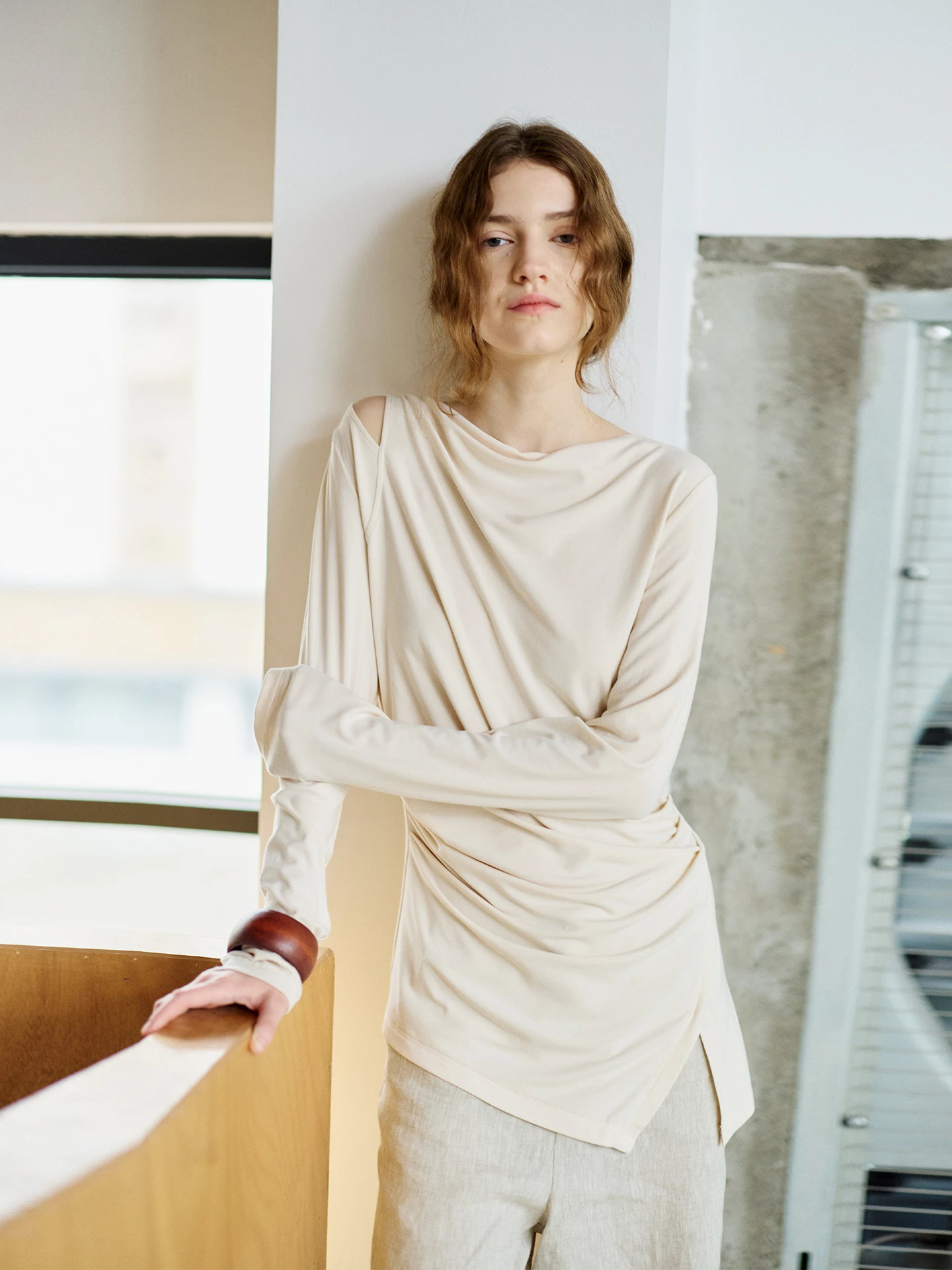 

Женская приталенная футболка с длинным рукавом и открытыми плечами, асимметричный подол, французский стиль, вязаная юбка с вставками