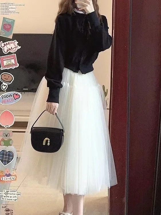 เสื้อคาร์ดิแกนถักไหมพรมสไตล์เกาหลีและกระโปรงทรงพอง ชุดเซ็ตสองชิ้นแฟชั่นสำหรับผู้หญิง ผลิตจากเส้นใยโพลีเอสเตอร์ระบายอากาศดี ทรงกลม ไม่มีกระดุม...