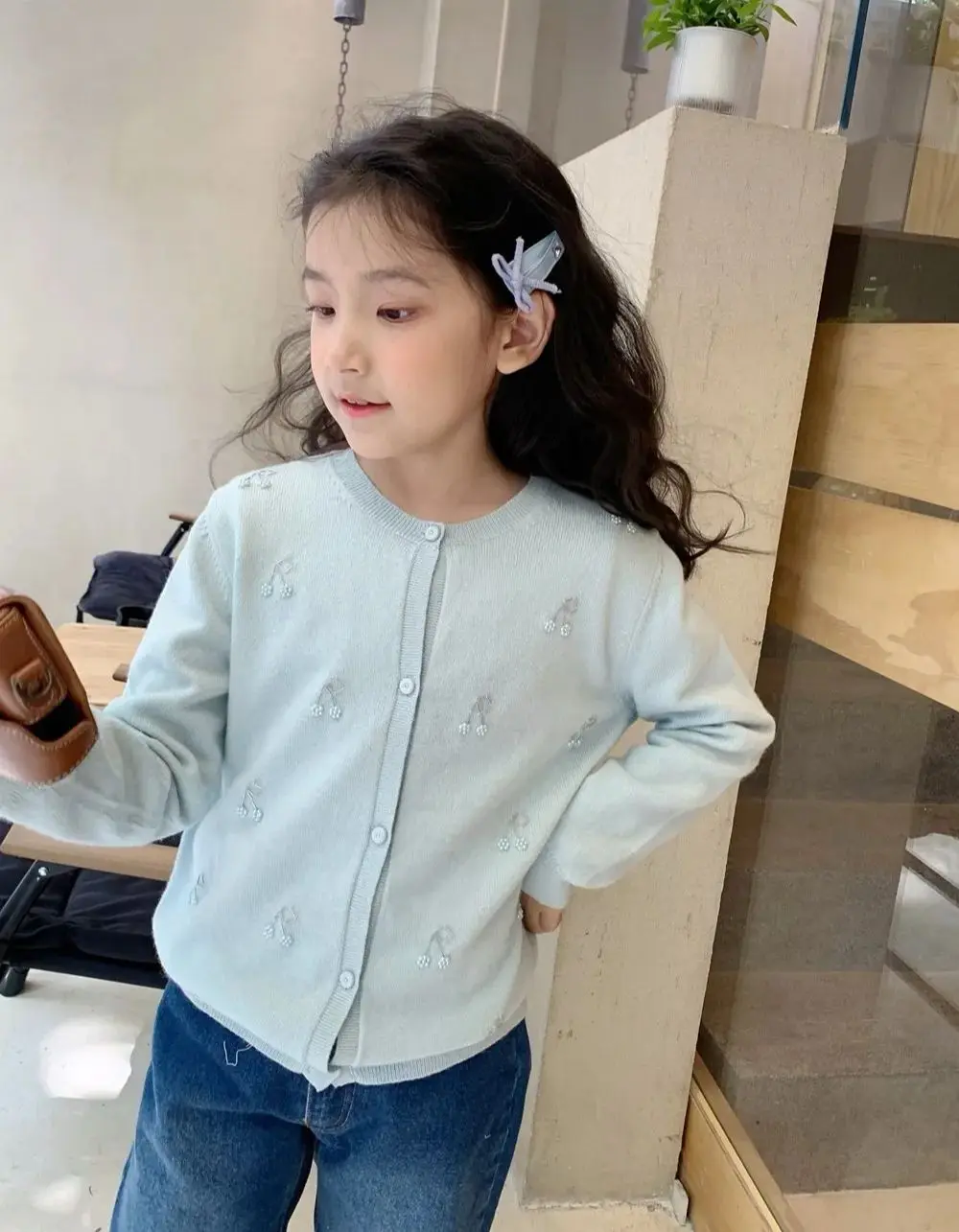 معطف أطفال بناتي ملابس كارتونية بنمط خرز الكرز سترة عصرية للفتيات للربيع والصيف سترة محبوكة زرقاء