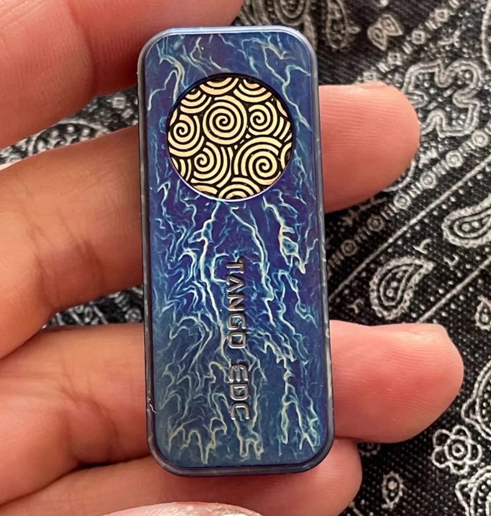 

Использованный EDC TD Storm Titanium Cube fidget slider — игрушка для снятия стресса.