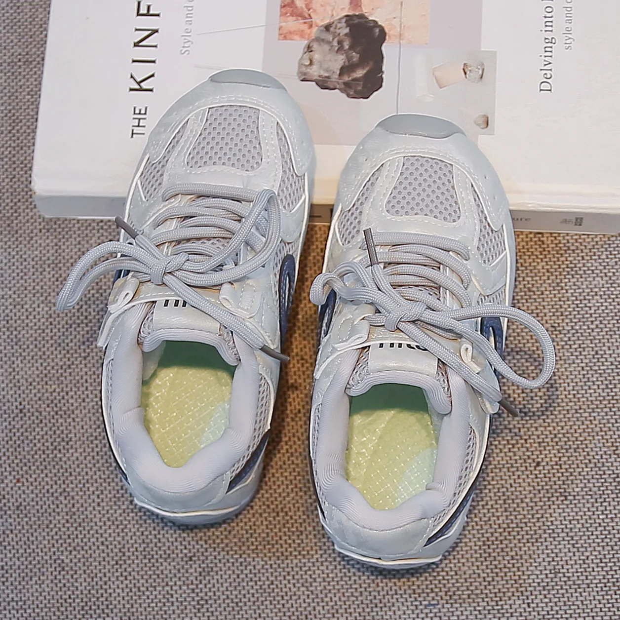 A pair of children's retro color mesh running shoes, breathable spliced upper anti-slip soft sole school casual sneakers XY-2644