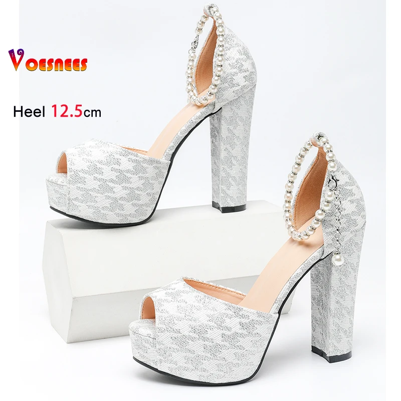 

Сандалии с открытым носком из серебряной ткани, модные женские босоножки на платформе с жемчужной цепочкой, летние модельные подиумные туфли на толстом каблуке 12,5 см