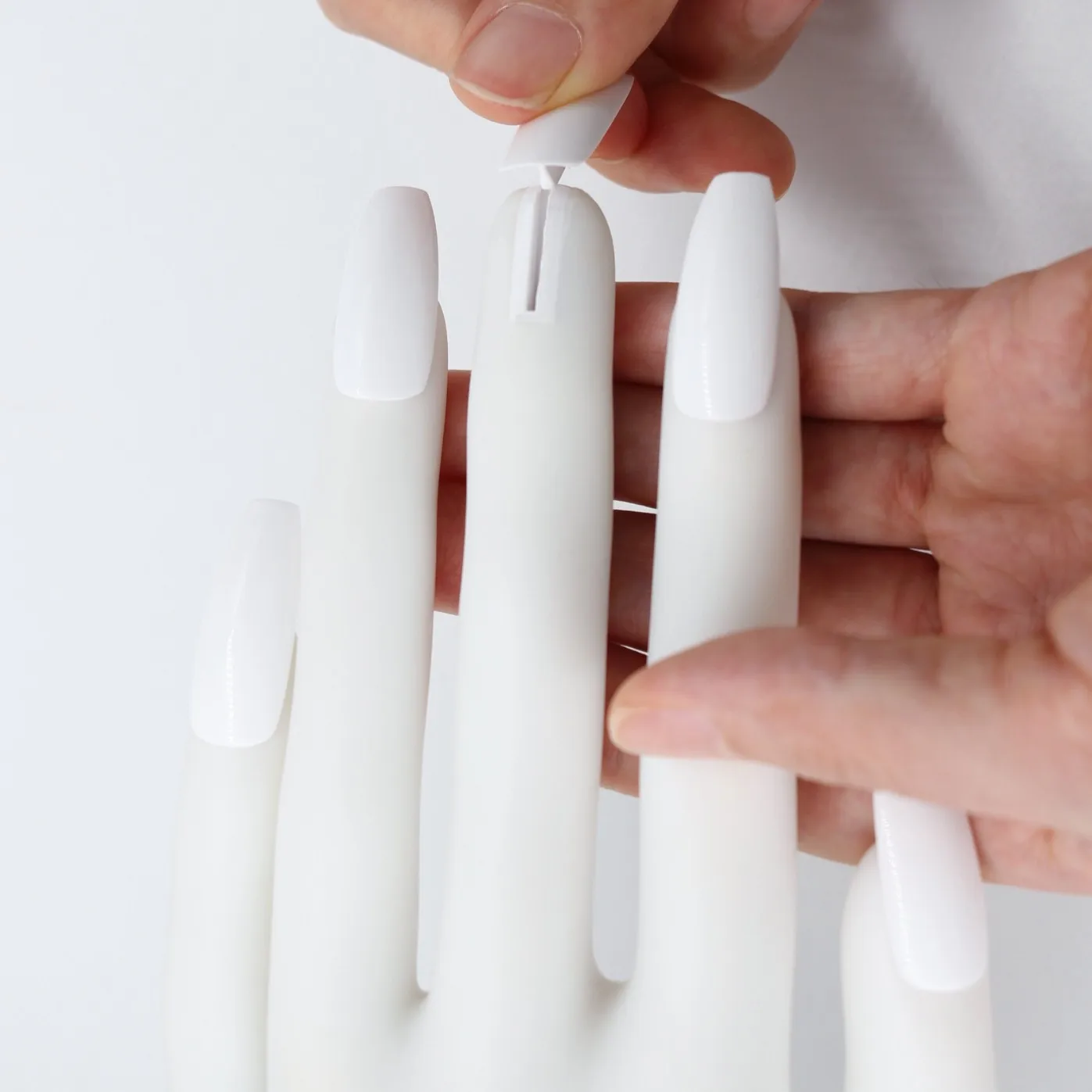 Silicone Nail Practice Hand 360° Flexible Bendable - Easy To Install & Disassemble Manicure Training Tool