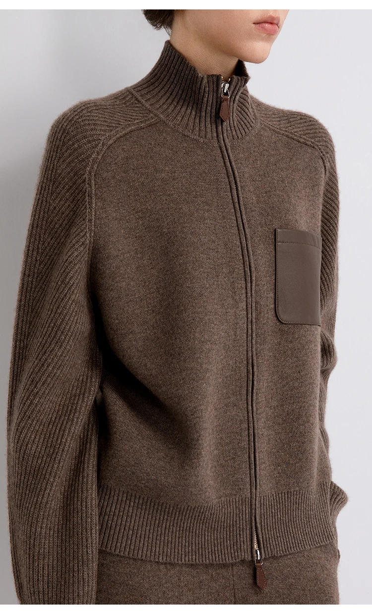 TY862152 Damen-Strickjacke aus Wolle-Kaschmir-Mischung mit Stehkragen und Reißverschluss, 100% Lammfell, Brusttasche, gerippter Saum, LP Quiet Luxury Herbst – Detail 9