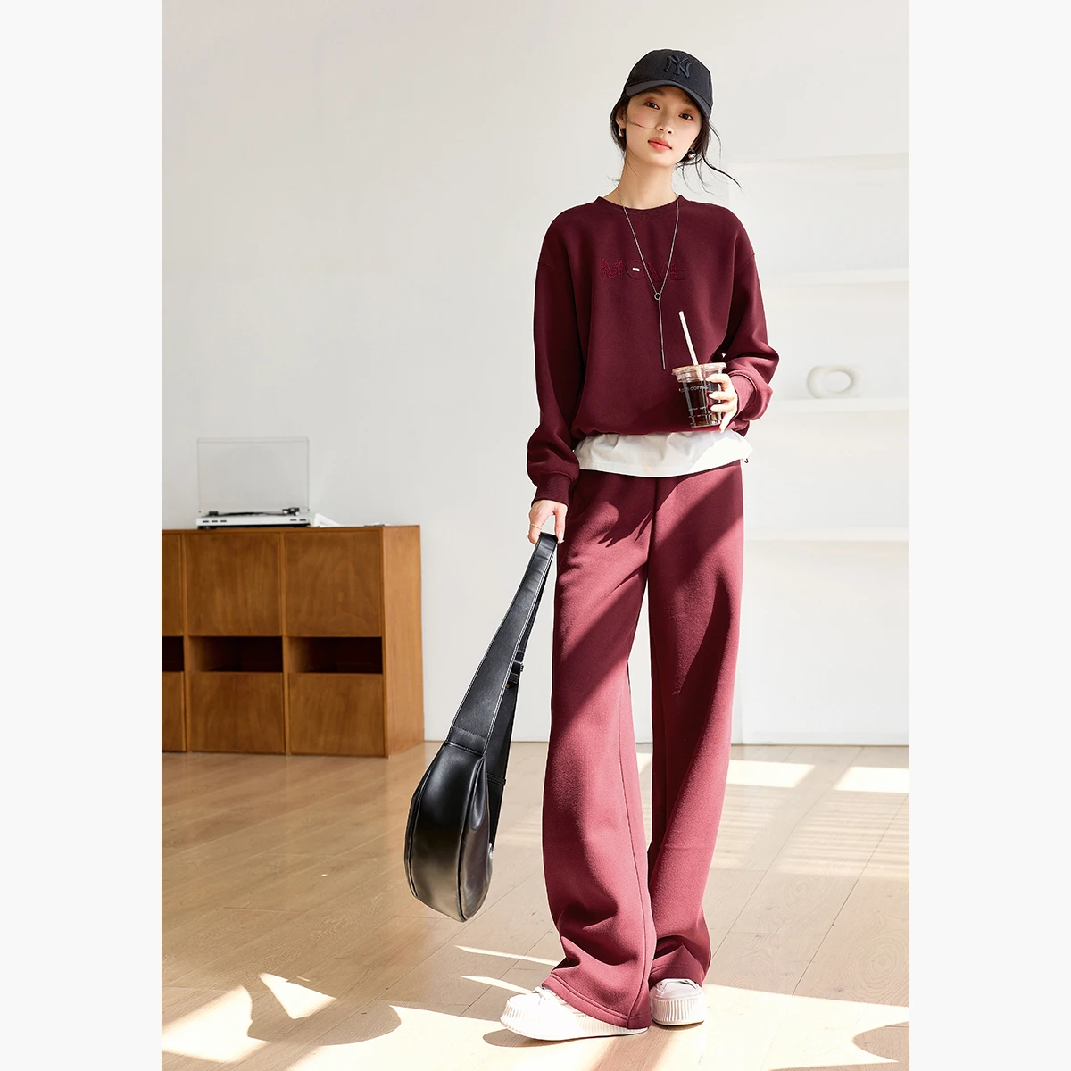 VIMLY Женские комплекты брюк из двух предметов Спортивные топы с 3d буквенной вышивкой на флисовой подкладке Широкие брюки Зима 2025 Трикотажные брючные костюмы M9558