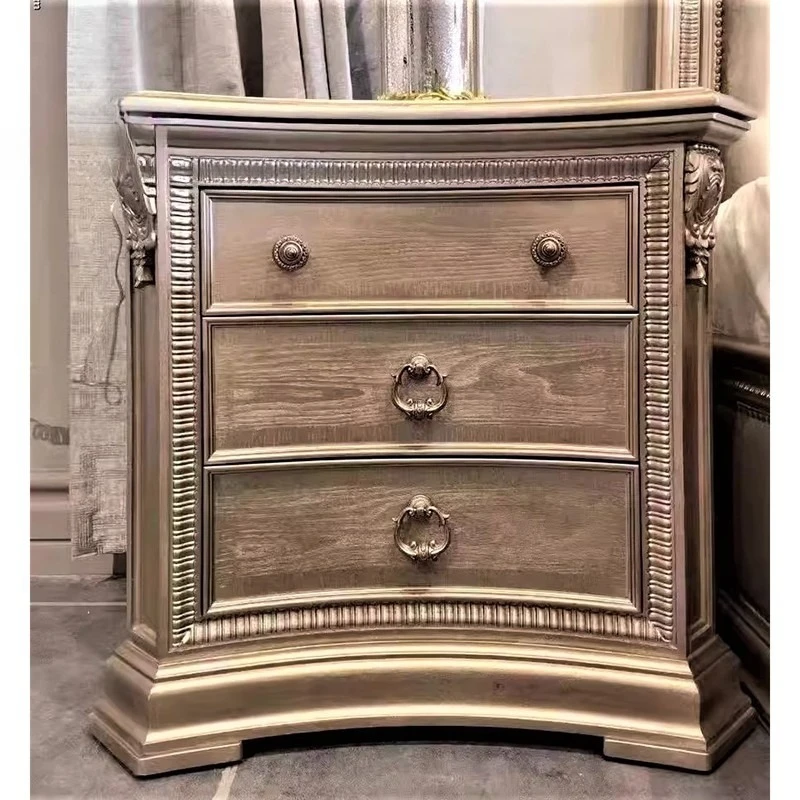 

A few bedside tables at the corners of the solid wood edge, light luxury for bedside tables