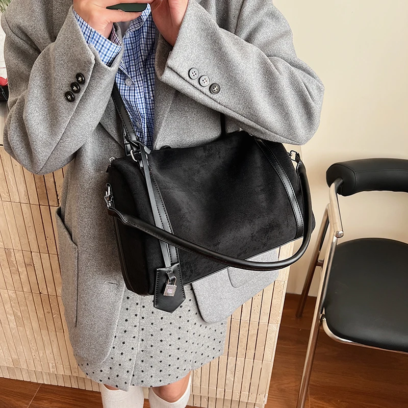 

Women's Handbag Made of Chrysanthemum-Patterned Leather Boasting Paris Commuter Vintage Look