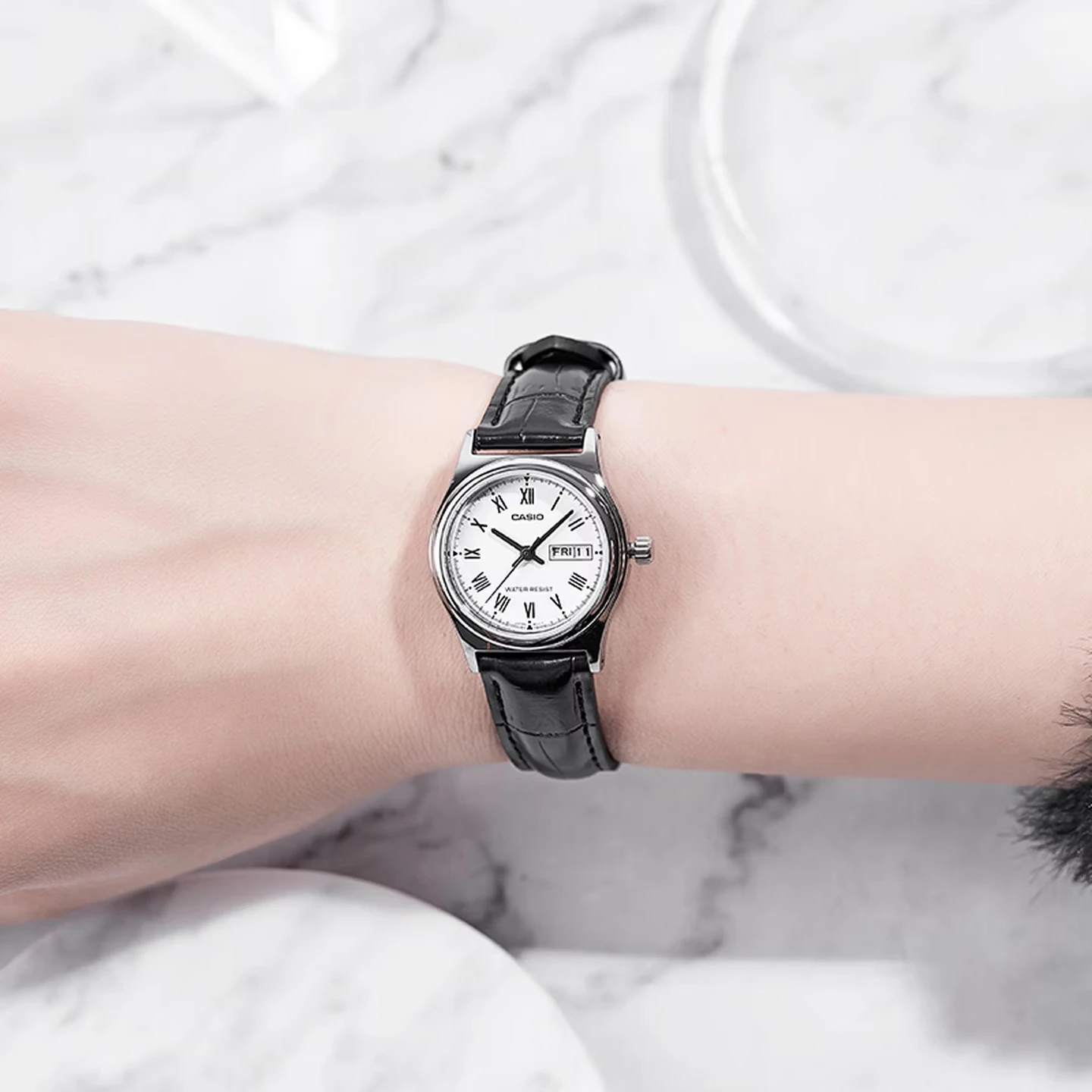 CASIO LTP-V006L Women's Analog Watch, Leather Strap, Day & Date Display, 30M Water Resistant, Casual Business Wrist Watch