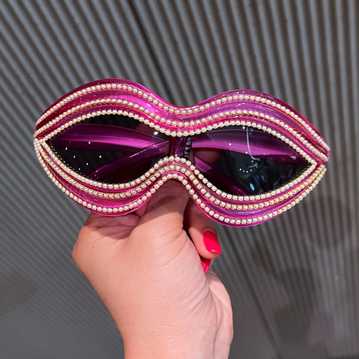 2025 النظارات الشمسية النسائية العصرية نمط إطار كبير المتضخم نظارات فاخرة اللؤلؤ الديكور خمر نظارات Marcas De Lujo المقلدة #1