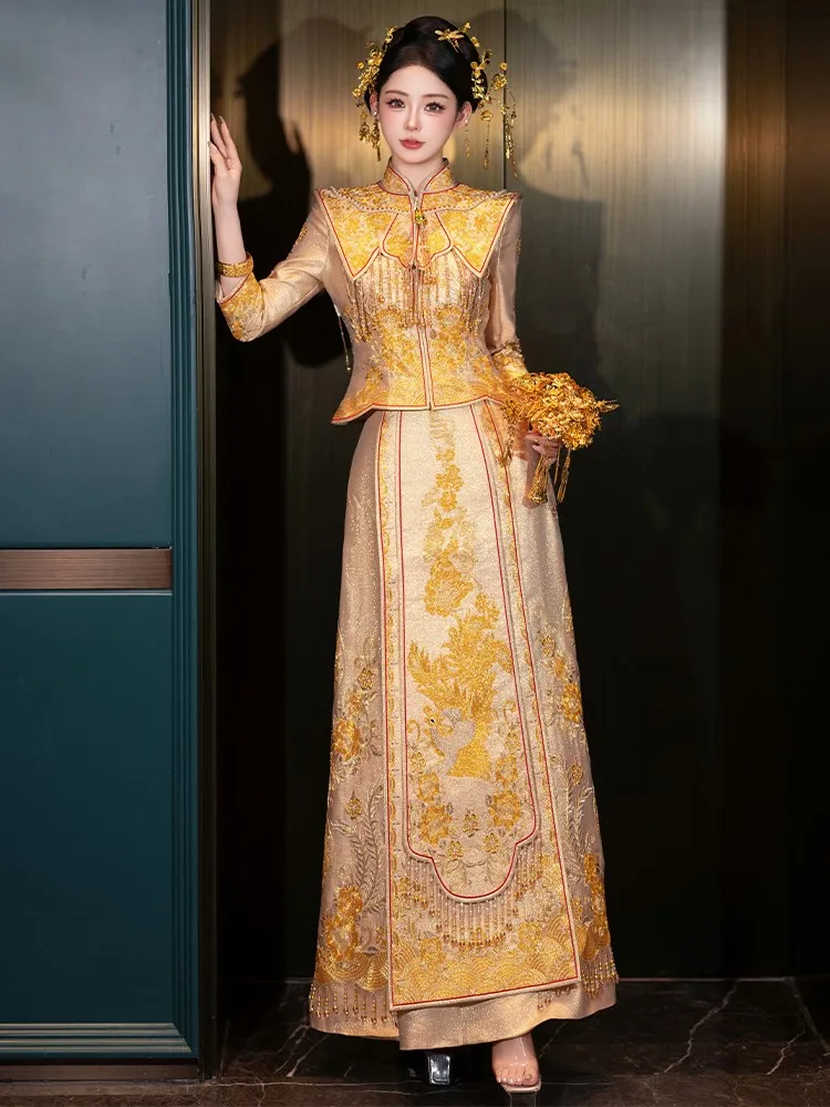 

The bride's wedding dress is a traditional Chinese champagne-colored gown