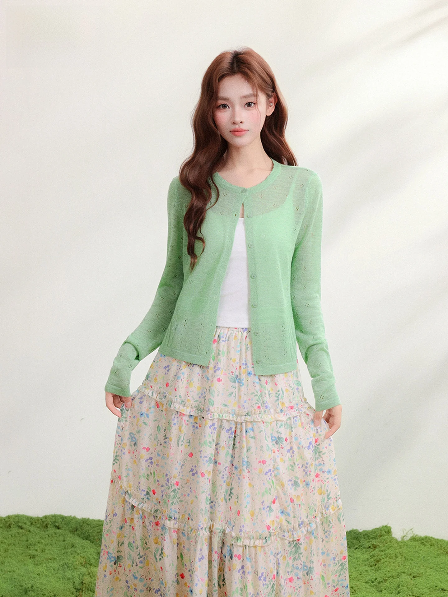 

Весенний женский вязаный комплект из трех предметов: кардиган, топ и шорты. Летний повседневный комплект одежды для создания атмосферного образа.