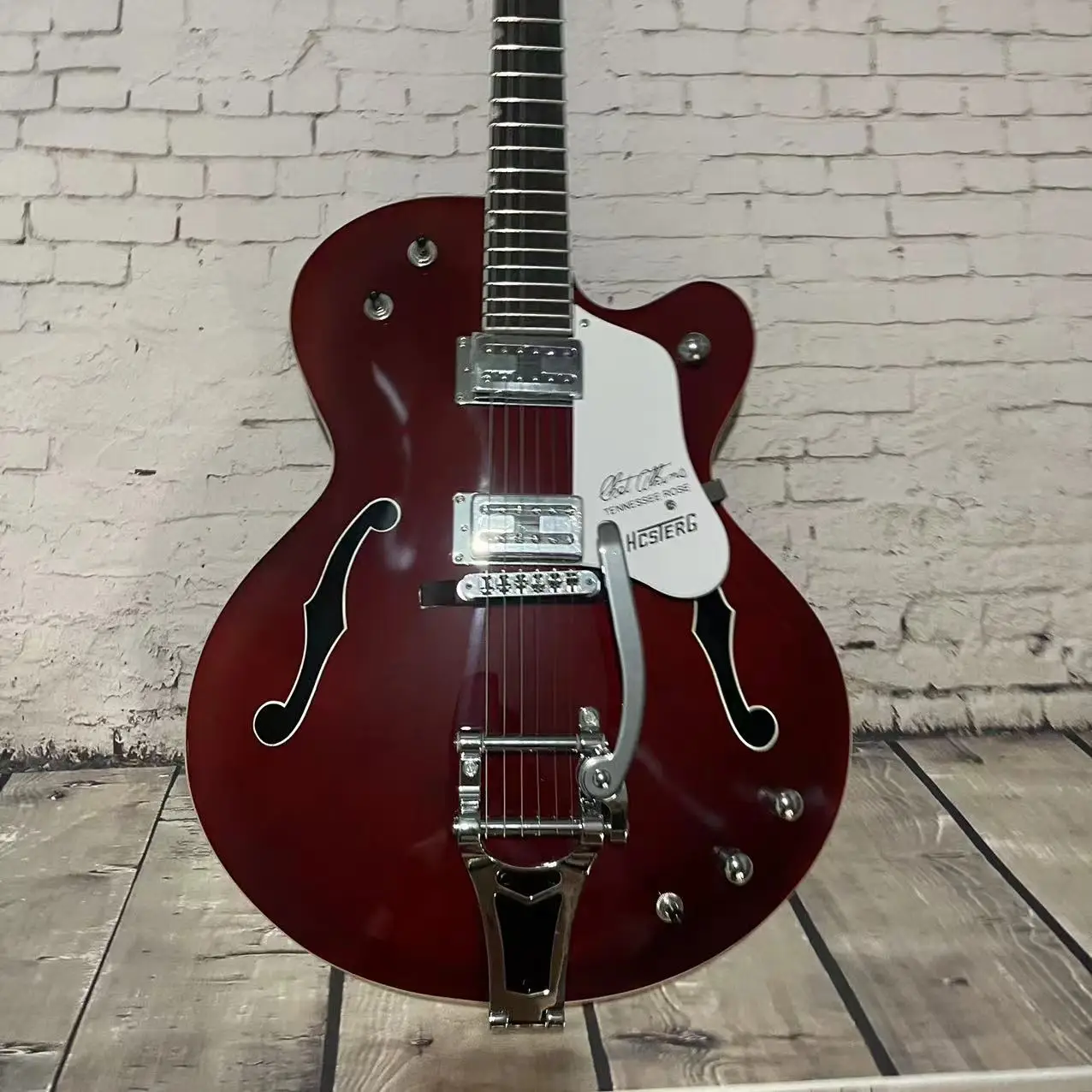 In stock, 6-chord semi hollow electric guitar, brown body, vibrato joystick, shipped with real pictures, order shipped immediate