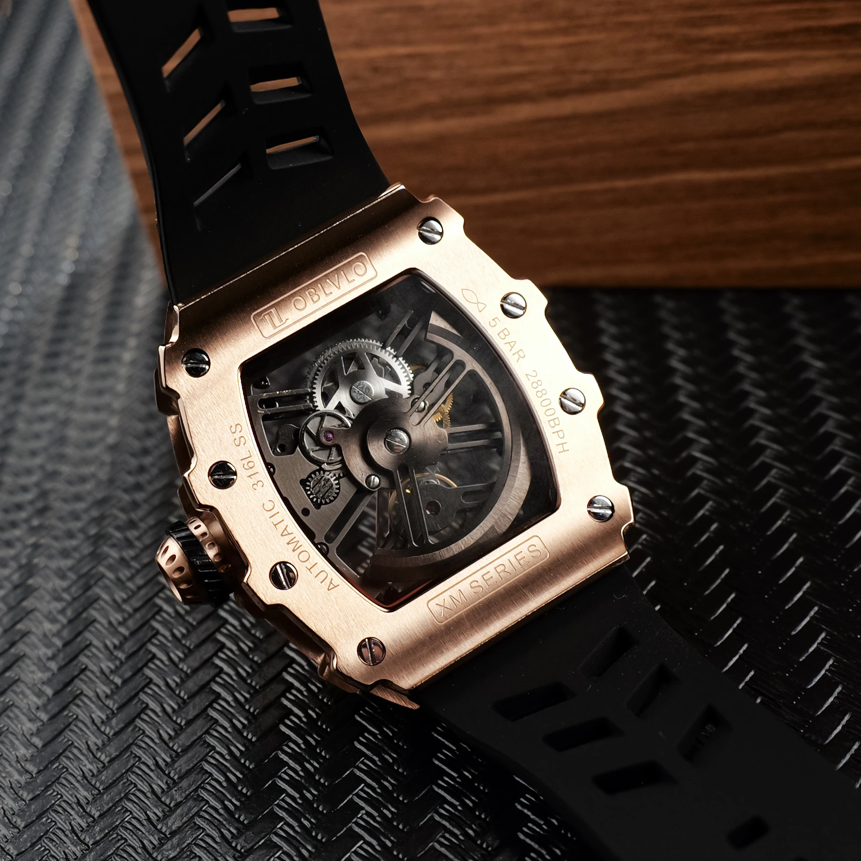 ساعة OBLVLO للرجال ميكانيكية أوتوماتيكية باللون الذهبي الوردي بتصميم هيكل عظمي مجوف مقاومة للماء ساعة رياضية مع شريط مطاطي XM-XSK