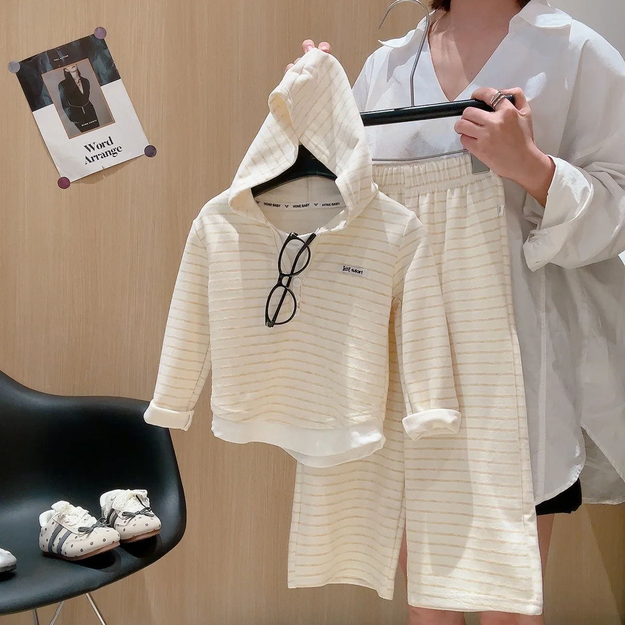 Baby Mädchen Gestreiftes Outfit 2026 Neues Herbst-Kinder-Langarm-Kapuzen-Set mit Fake-Two-Kapuzen-Oberteil und Hose 2-teiliges Freizeit-Set für Kinder – Detail 4