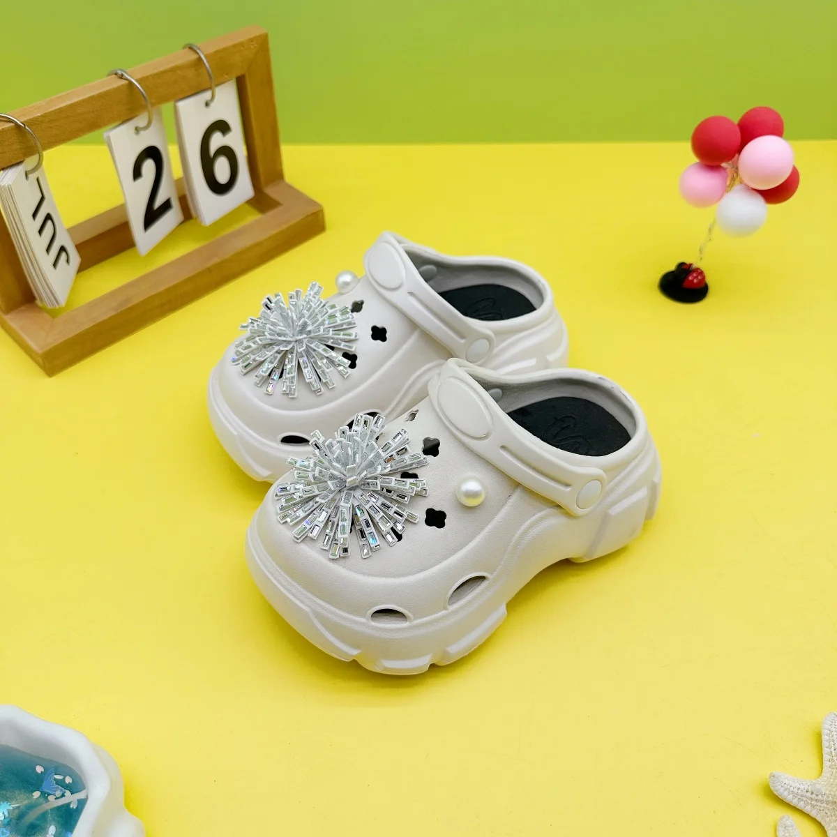 New Fashionable Versatile Cartoon Pearl Rhinestone Pom-Pom Clogs with Soft Non-Slip Soles, Closed-Toe Sandals for Boys and Girls, Model 606 - view 4