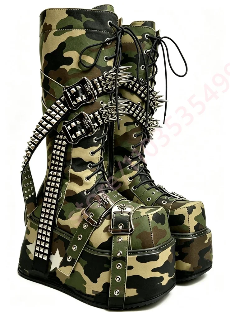 Tarnmuster Plateau-Kniehohe Stiefel für Damen 2026 Neue Mode mit Spikes, Nieten, Mehrfach-Schnallen, Schnürung, Keilabsatz, Punk Gothic Streetwear Stiefel