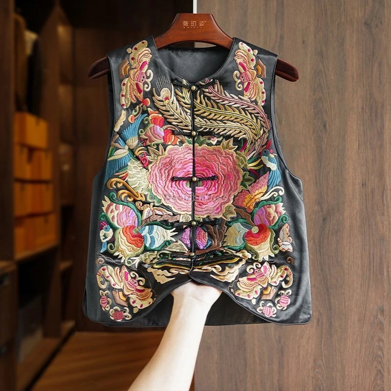 

2025 New Chinese vest female spring and autumn new embroidered women v-neck sleeveless loose style retro daily vest blouse t001