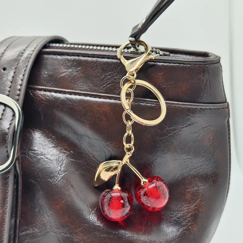 Colgante de llavero de cereza dorada para mujer, llavero de moda, mochila, decoración colgante de bolso, llavero con hebilla de langosta resistente