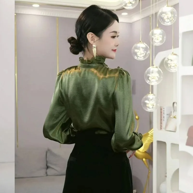

A Unique and Stylish French Mini Shirt for Autumn and Winter Featuring High-end and Light Luxury Satin Green Long-sleeved Shirt
