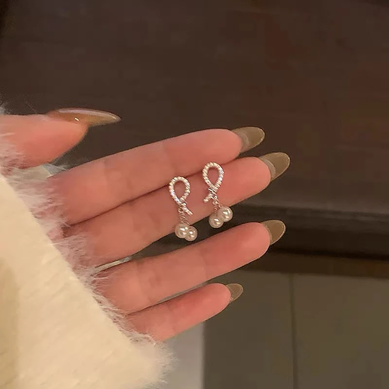 1 paio di orecchini a bottone con nappa mini perla alla moda versatili per le donne e le ragazze, accessori per gioielli quotidiani, orecchini piccoli con geometria carina