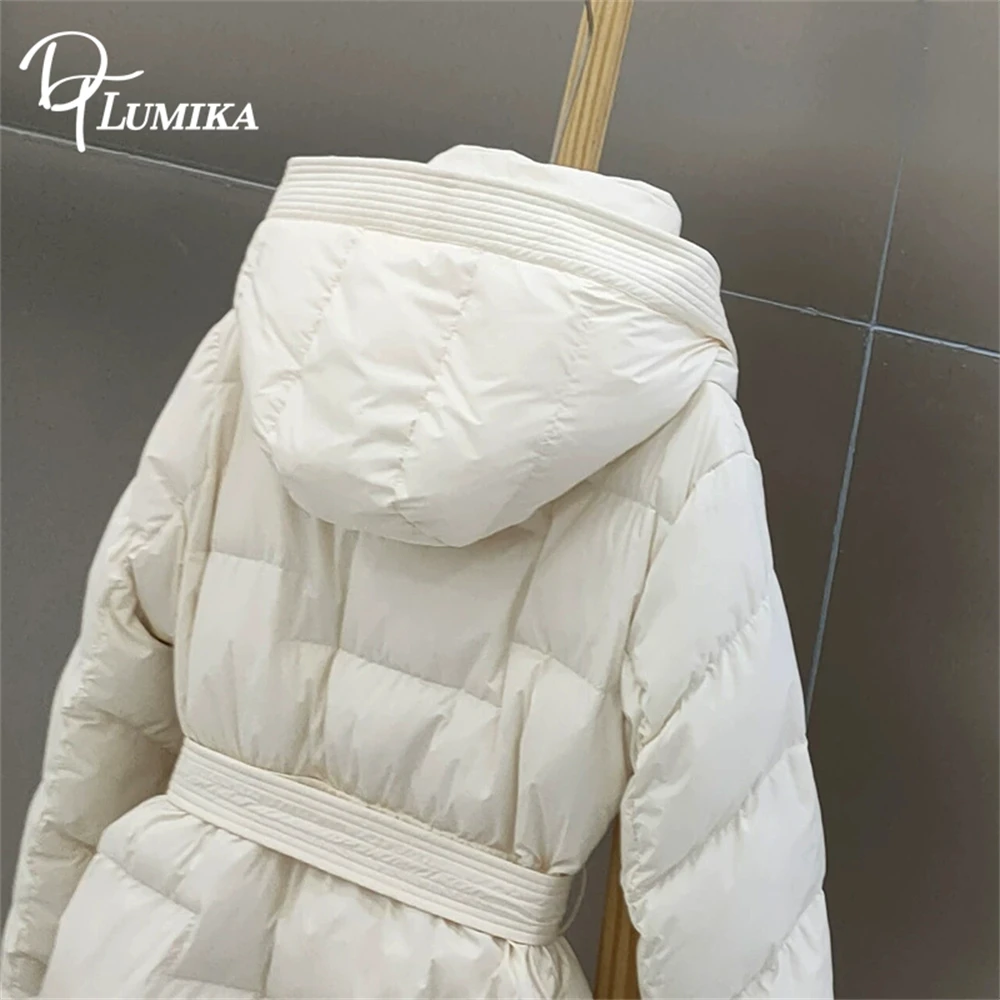 سترة طويلة DTLumika 2025 للنساء، سترة دافئة سميكة فوق الركبة، سترة بحزام تنحيف صلبة عصرية جديدة