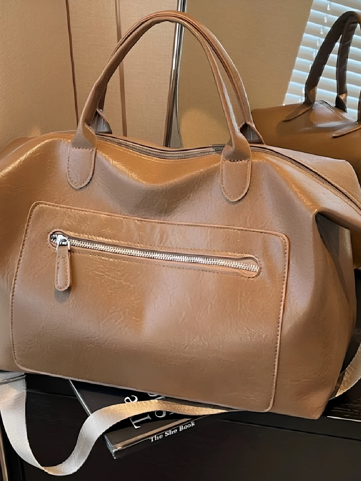 casual-fashionable-short-trip-commuting-bag-large-capacity-sports-fitness-women's-handbag-trendy-all-match-travel-bag