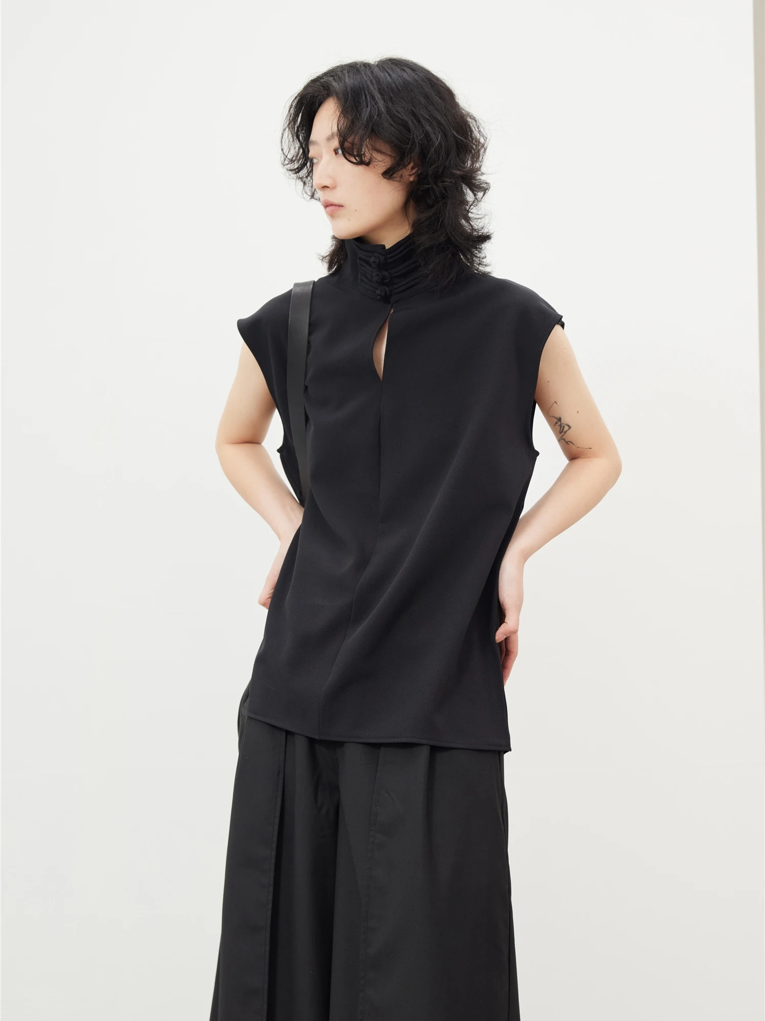 

Sunvon 23SS Dark New Chinese Style Stand Collar Buttonless Sleeveless Shirt Women's Fashion Summer Loose Fit Polyester