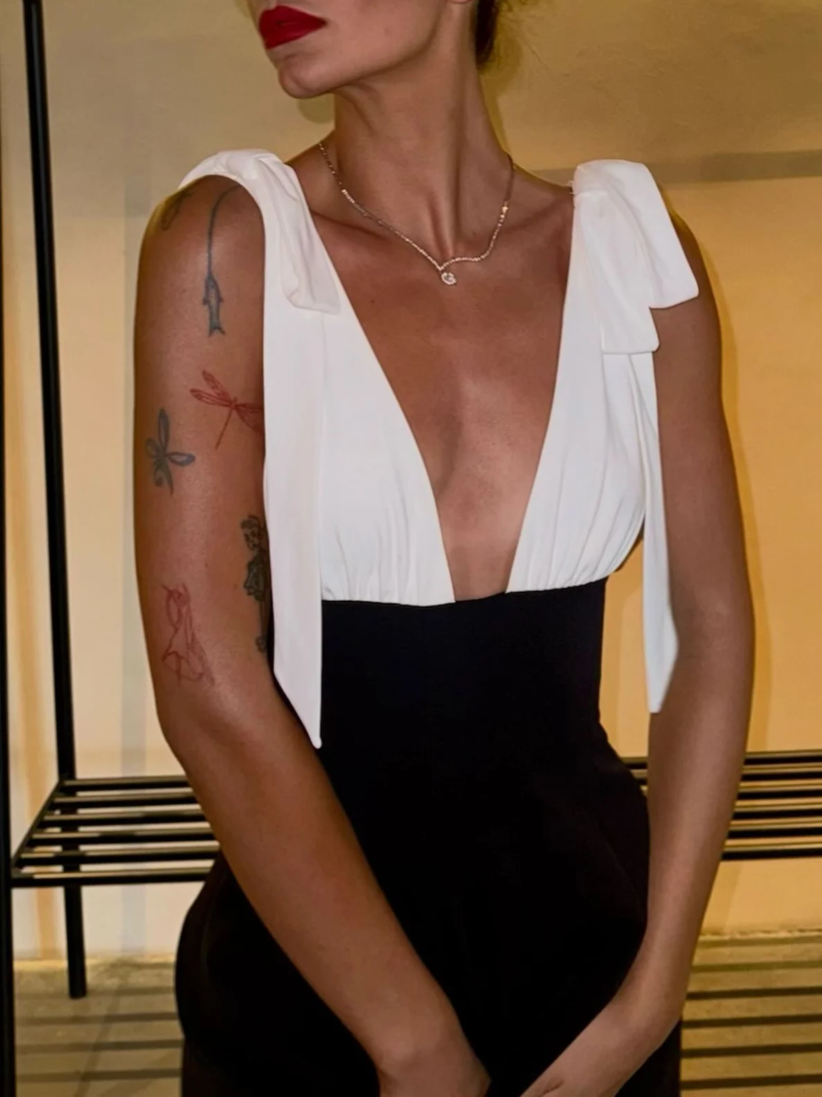 Vestido sexi con tirantes para mujer, minivestido ajustado con tirantes y lazo con escote en V profundo, moda de verano 20225, ropa sencilla de fiesta para mujer