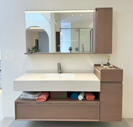 

Элитная ванная тумба из фанеры с зеркалом и керамической раковиной, водонепроницаемая, подходит для элитных апартаментов и современного декора.