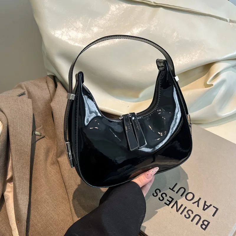 Nowa damska torebka na wiosnę i lato 2025, mała designerska torebka na ramię z lakierowanej skóry, modna torebka pod pachę.