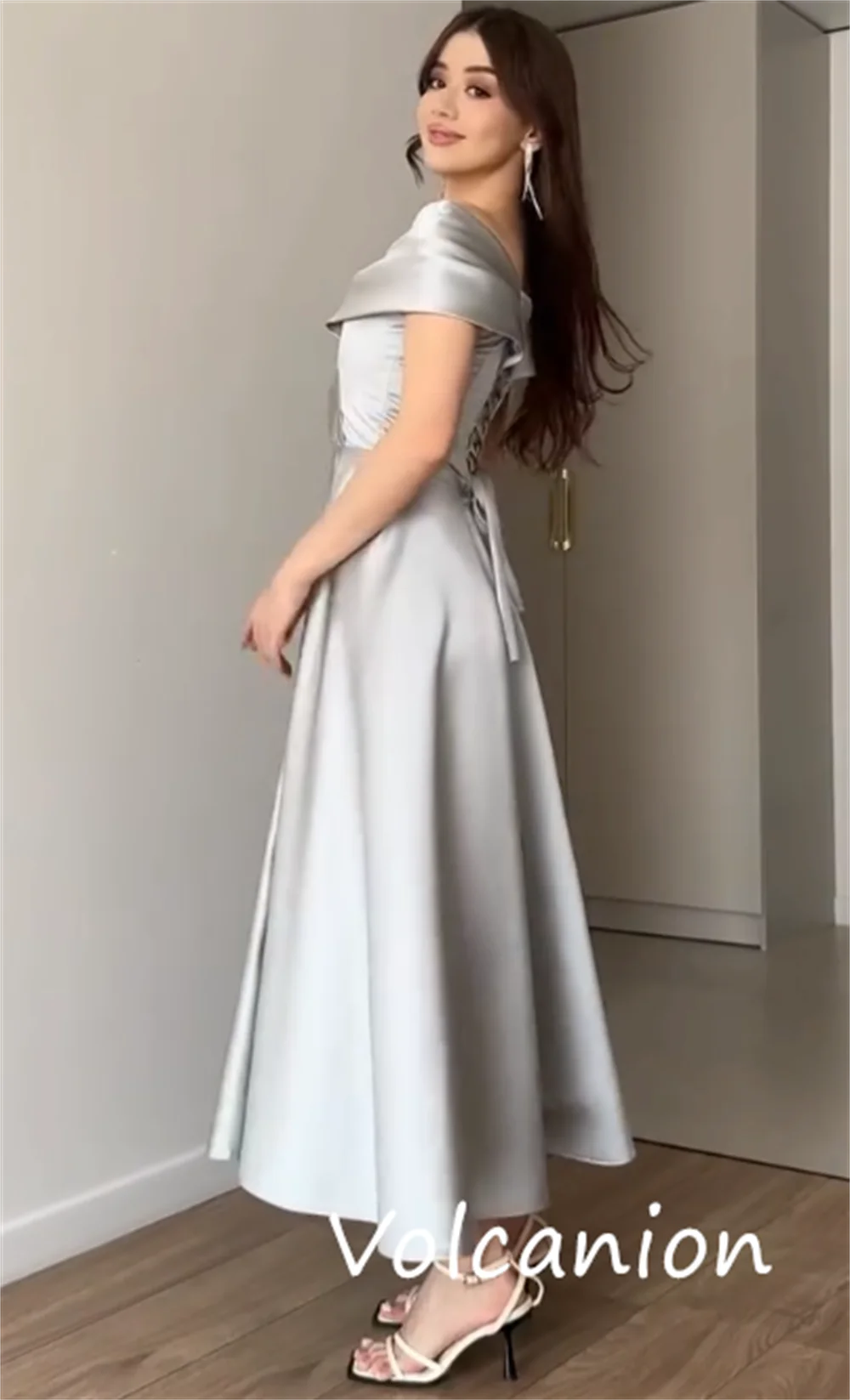 Abiti midi con spalle scoperte a trapezio con pieghe formali squisite personalizzate Charmeuse Moda per occasioni su misura