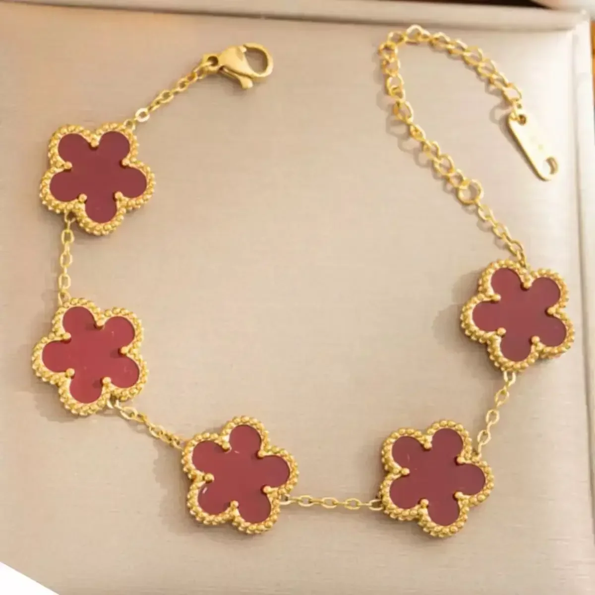 

This unique European and American fashion five-petal flower and five-leaf clover bracelet is versatile for women's fashion