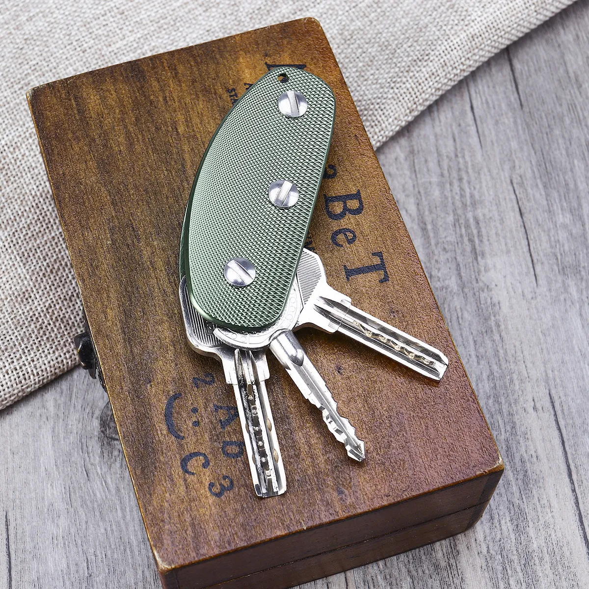 

Aluminum Key Holder Clip Green Hard Light Aluminium Alloy Non Slip Surface Outdoor Pocket Tool Fits 6 Keys Organizer