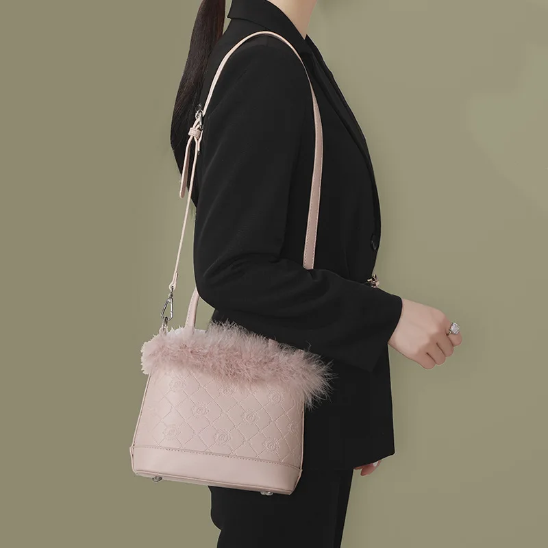 Fashion Faux Fur Women\'s Plush Bucket Bag Sweet Ladies Portable Crossbody Bags Casual Daily Female Handbags Purse Shoulder Bags